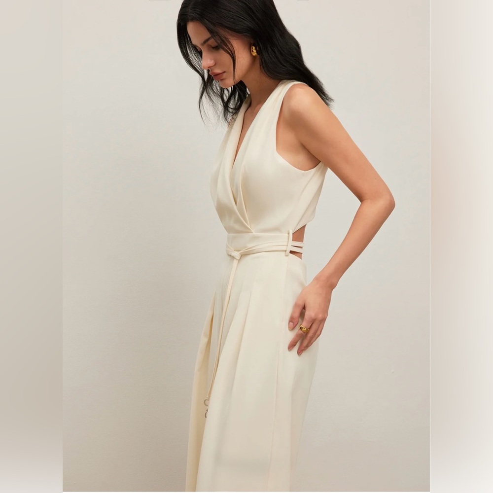 NWT Commense Off-White Halter Jumpsuit - Belted
V-Neck - Size M - Picture 3 of 13
